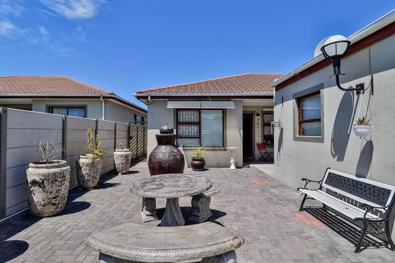 3 Bedroom Property for Sale in Loucharmante Western Cape